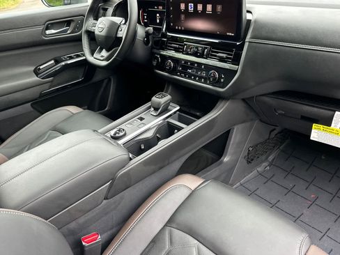 New 2026 Nissan Pathfinder Platinum AWD/4WD image 17