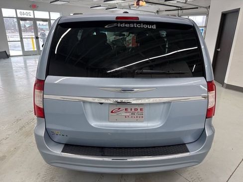 Used 2013 Chrysler Town & Country Touring image 9