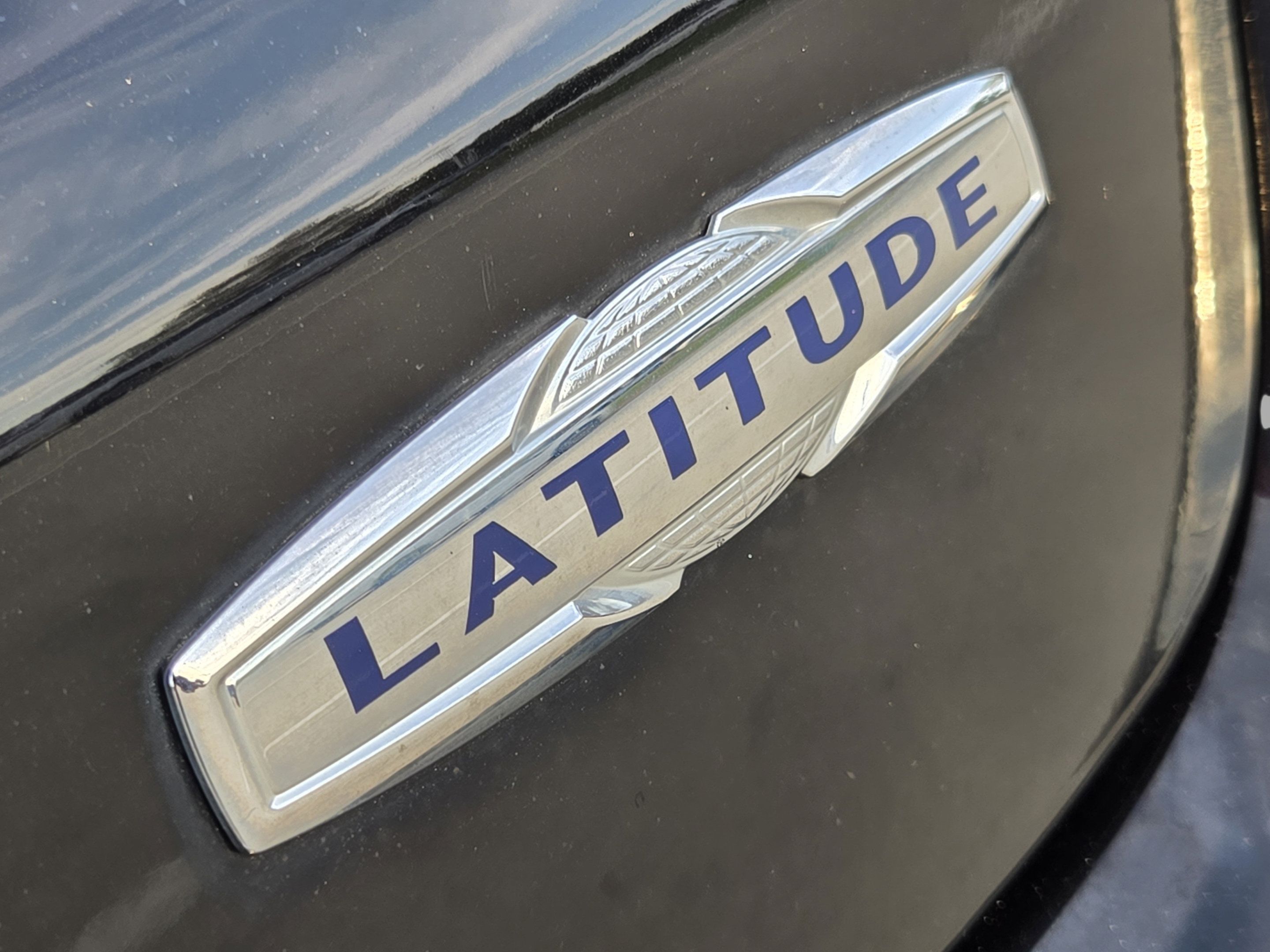 Used 2018 Jeep Compass Latitude FWD image 31