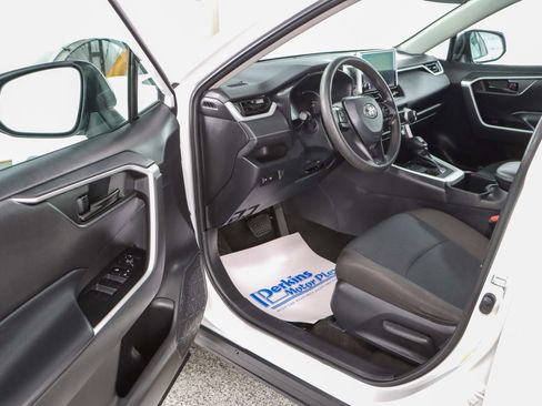 Used 2023 Toyota RAV4 LE AWD/4WD image 3