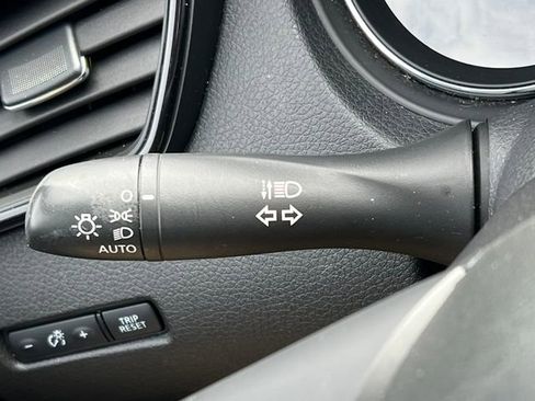 Used 2018 Nissan Rogue SV image 16