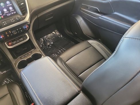 Used 2023 GMC Acadia SLT image 17