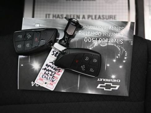 Used 2024 Chevrolet Silverado 1500 LT AWD/4WD image 9