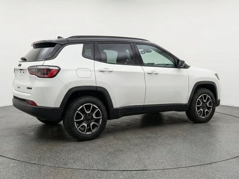Used 2025 Jeep Compass Trailhawk AWD/4WD image 9