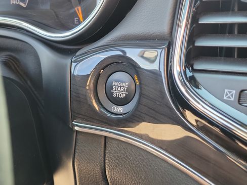 Used 2019 Jeep Grand Cherokee Overland AWD/4WD image 30