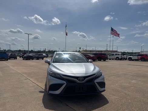 Used 2022 Toyota Camry SE FWD image 4