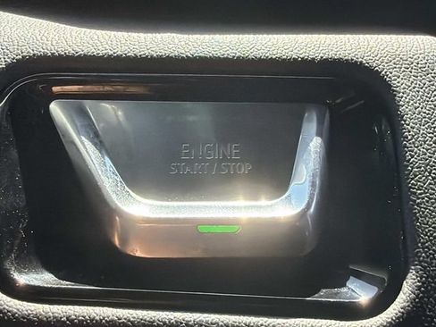 Used 2025 GMC Yukon Denali RWD image 32