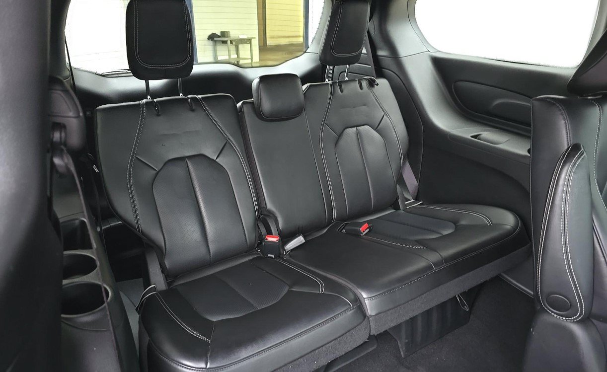 Used 2023 Chrysler Pacifica Touring-L w/ S Appearance Package FWD image 10