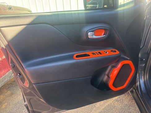 Used 2018 Jeep Renegade Altitude w/ UConnect 8.4 Nav Group image 8