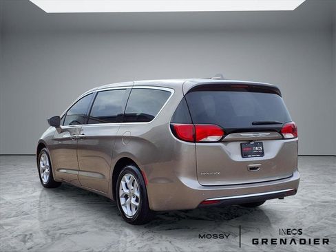 Used 2018 Chrysler Pacifica Touring Plus w/ Tire & Wheel Group image 5