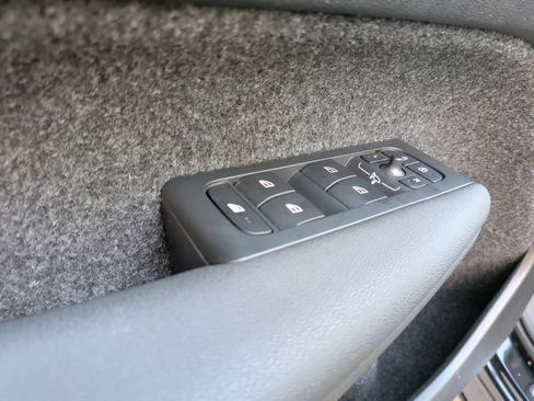 Used 2025 Volvo XC40 B5 Core image 15