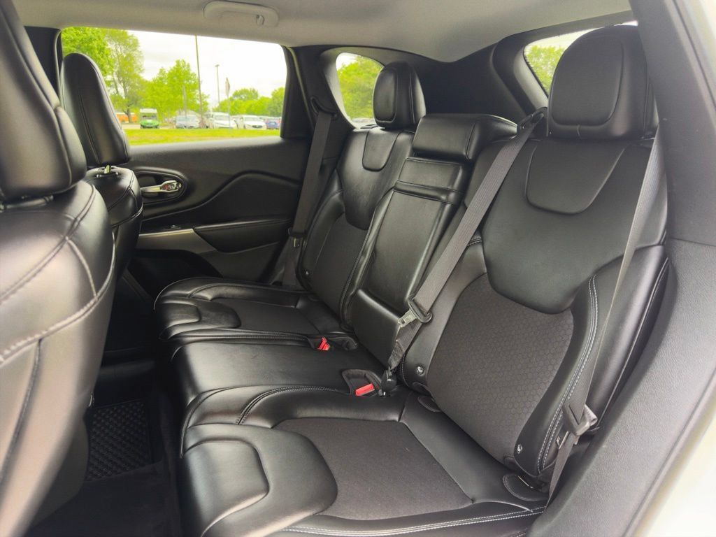 Used 2019 Jeep Cherokee Latitude Plus w/ Cold Weather Group AWD/4WD image 25