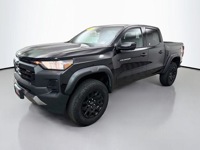 Used 2024 Chevrolet Colorado Trail Boss w/ Technology Package AWD/4WD image 3