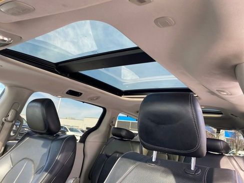 Used 2019 Chrysler Pacifica Limited image 16