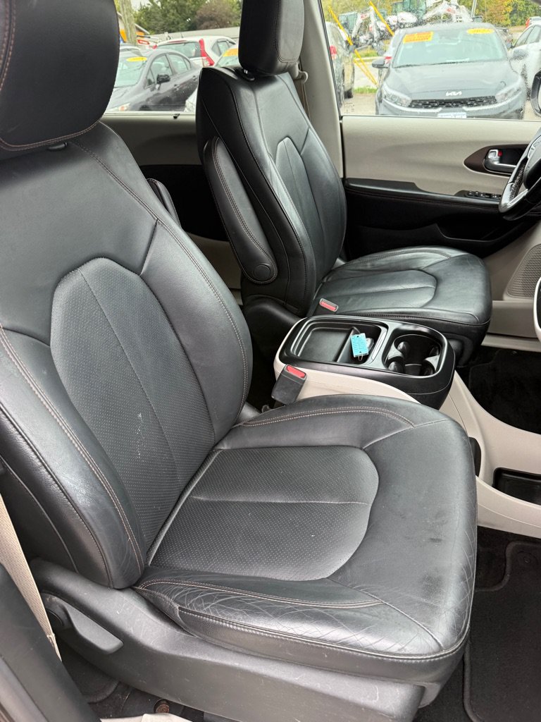 Used 2019 Chrysler Pacifica Touring-L FWD image 9