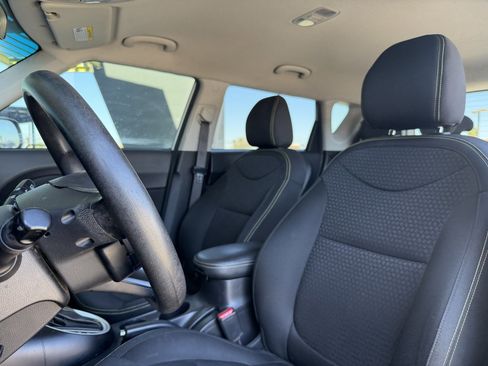 Used 2016 Kia Soul + image 27