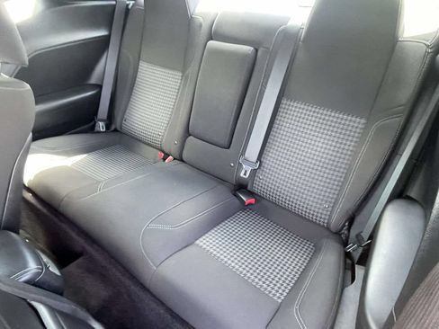 Used 2015 Dodge Challenger SXT RWD image 9