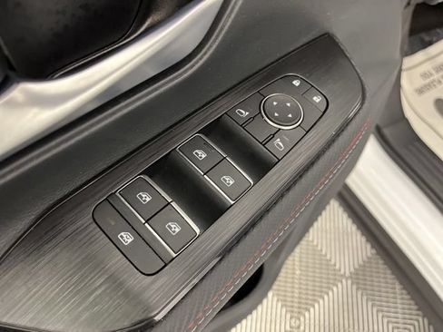 Certified 2025 Nissan Kicks SR FWD image 31