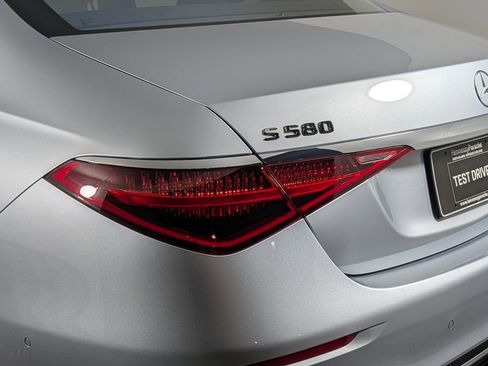 Used 2025 Mercedes-Benz S 580 4MATIC Sedan image 16