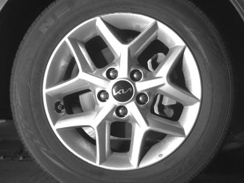 Used 2025 Kia Soul LX w/ LX Technology Package FWD image 18