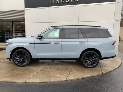 New 2026 Lincoln Navigator Reserve w/ Jet Appearance Package image 9