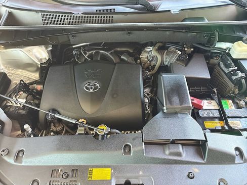 Used 2017 Toyota Highlander Limited AWD/4WD image 30