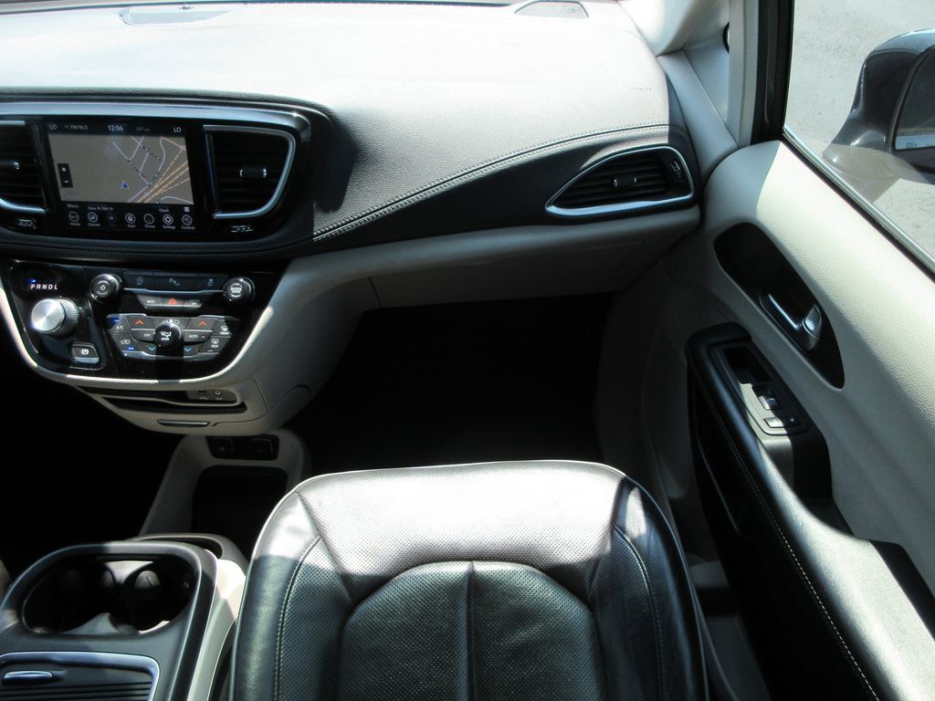 Used 2020 Chrysler Pacifica Limited FWD image 17