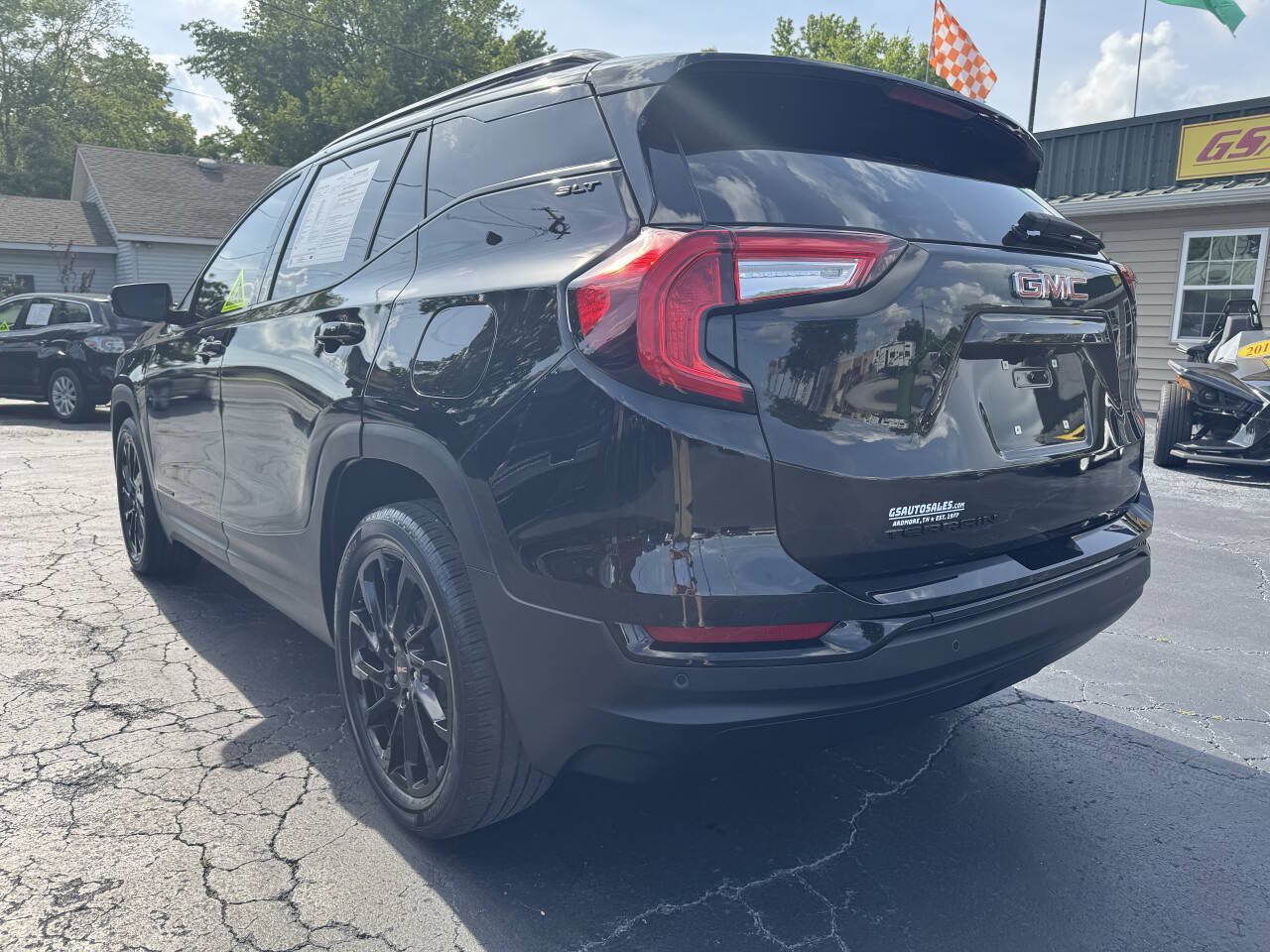Used 2023 GMC Terrain SLT w/ Tech Package FWD image 4