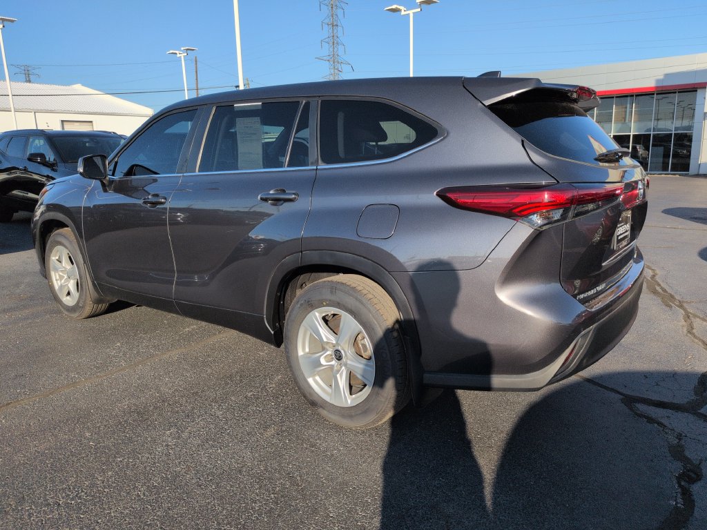 Used 2023 Toyota Highlander LE AWD/4WD image 3