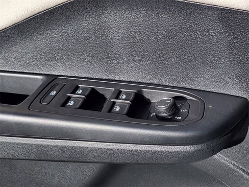 New 2025 Volkswagen Taos SEL image 5