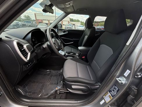 Used 2025 Kia Soul LX w/ LX Technology Package FWD image 25