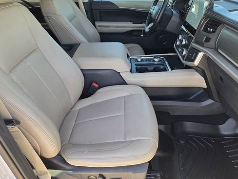 Used 2022 Ford Expedition XLT image 11
