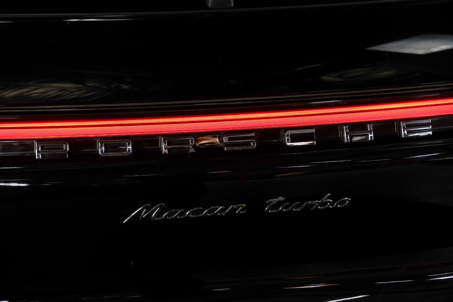 Used 2020 Porsche Macan Turbo AWD/4WD image 20