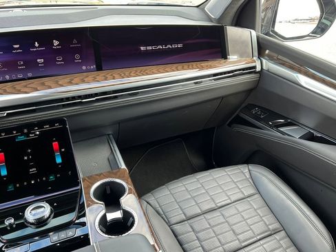 Certified 2025 Cadillac Escalade Sport Platinum w/ LPO, Floor Liner Package AWD/4WD image 44