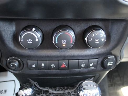 Used 2017 Jeep Wrangler Unlimited Rubicon w/ Cold Weather Group AWD/4WD image 19