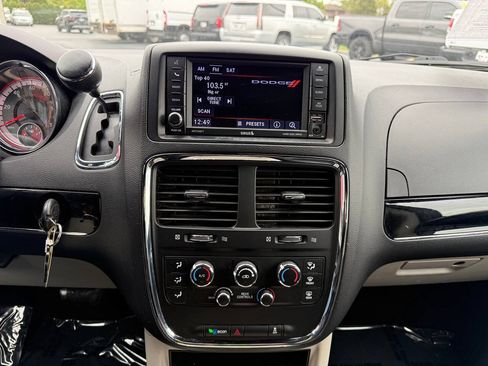 Used 2019 Dodge Grand Caravan SXT FWD image 14
