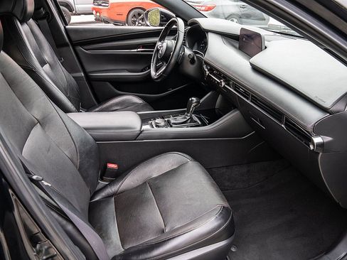 Used 2019 MAZDA MAZDA3 Hatchback w/ Premium Package FWD image 18