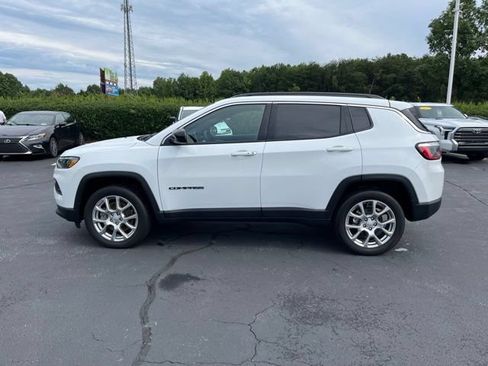 Used 2023 Jeep Compass Latitude AWD/4WD image 14