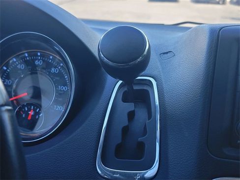 Used 2014 Chrysler Town & Country Touring image 31