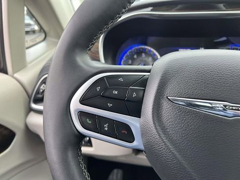 Used 2023 Chrysler Pacifica Limited image 18