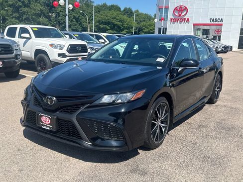 Used 2022 Toyota Camry SE FWD image 3