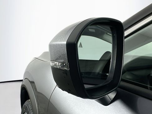 Used 2025 Nissan Rogue SL AWD/4WD image 16