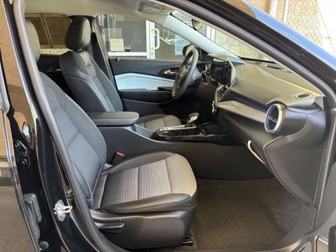 Used 2025 Chevrolet Trax LT FWD image 35