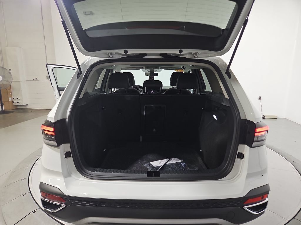 Used 2025 Volkswagen Taos SE w/ Panoramic Sunroof Package FWD image 24