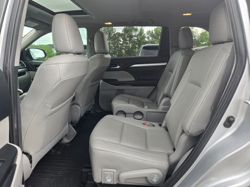 Used 2019 Toyota Highlander XLE FWD image 38