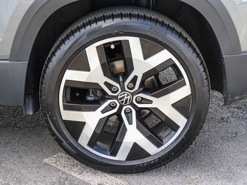 Used 2022 Volkswagen Taos SEL w/ Panoramic Sunroof Package image 11