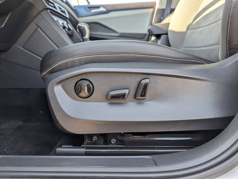 Used 2023 Volkswagen Taos SE w/ Panoramic Sunroof Package image 20