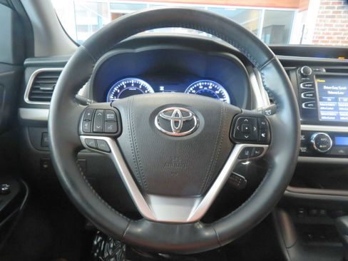 Used 2017 Toyota Highlander XLE FWD image 35