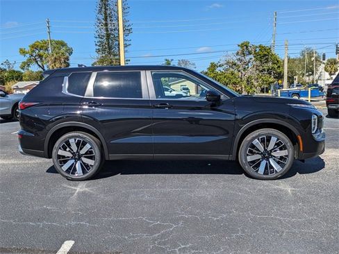 New 2025 Mitsubishi Outlander SE image 4