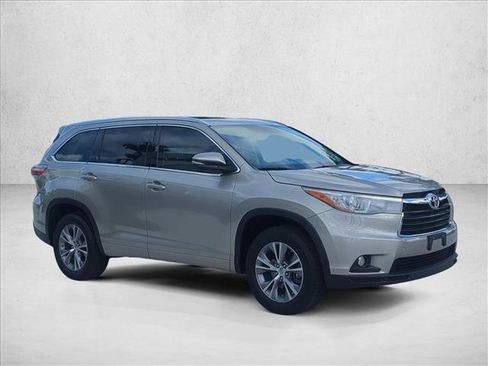 Used 2015 Toyota Highlander XLE FWD image 3